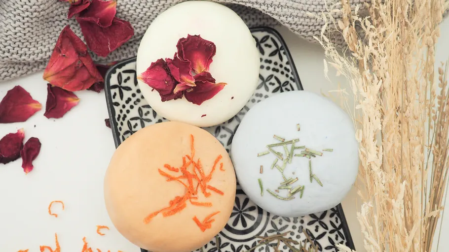 Drei dekorative Seifen auf einem gemusterten Tablett