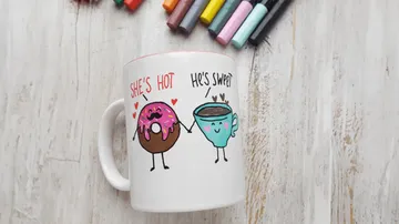 Tasse mit einem Cartoon-Donut und einer Tassenillustration.