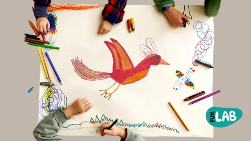 Kinder zeichnen lebendige Vögel und Flugzeuge.