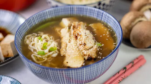 Schüssel mit Ramen mit Hühnchen und Sesamsamen.