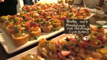 Teller mit bunter veganer Bruschetta mit Schild.