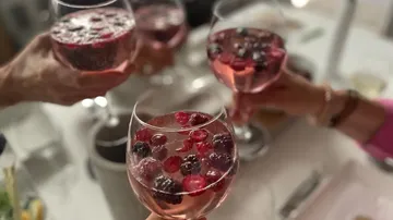 Toasten der Hände mit mit Beeren gefüllten Getränken.