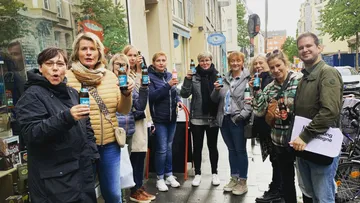 Gruppe mit Flaschen auf der Stadtstraße.