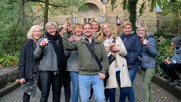 Gruppe von Menschen, die Drinks im Freien halten.