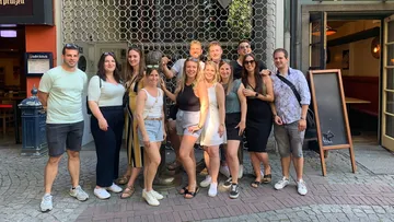 Gruppe von Menschen, die vor einem Restaurant posieren.