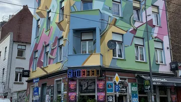 Buntes geometrisches Wandgemälde an der Außenfassade des Stadtgebäudes.