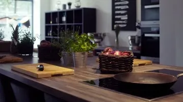 Moderne Küche mit Pflanzen und Bratpfanne.