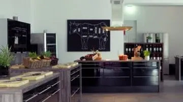 Moderne Küche mit Schneidebrettern und Dekor.