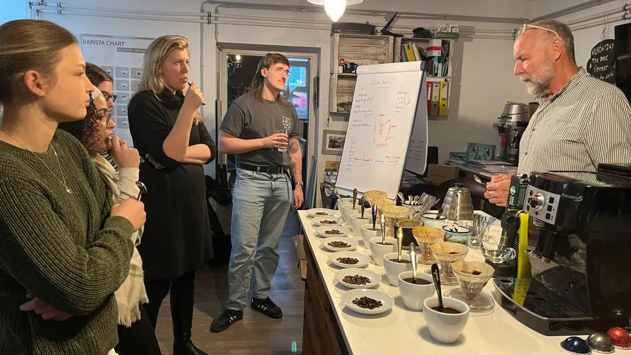 Gruppe lernt im Workshop Kaffeezubereitung