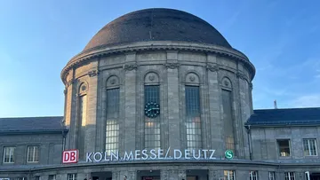 Eingang zum Bahnhof Köln Messe/Deutz.
