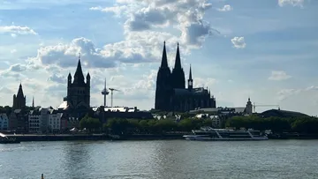 Blick auf den Kölner Dom und die Skyline des Rheins.