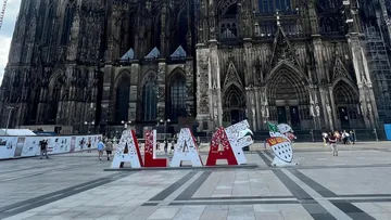 Alaaf-Schild vor dem Kölner Dom.