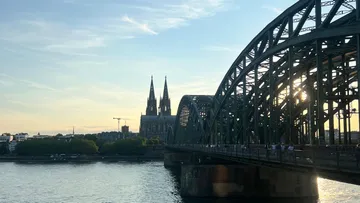 Hohenzollernbrücke über den Fluss, Kölner Dom sichtbar.