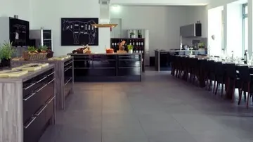Moderne Küche mit Kochinsel und Esstisch.