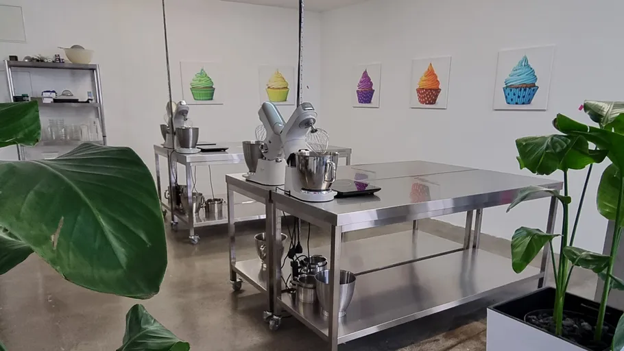 Moderne Küche mit Mixern und Cupcake-Kunst.