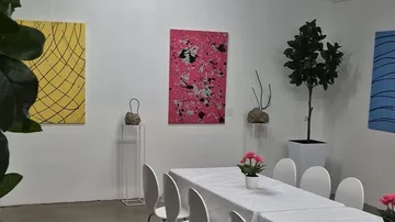Galerie für moderne Kunst mit farbenfrohen Gemälden.