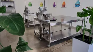 Küchenstation mit Mixern, Pflanzen, Cupcake-Kunst.
