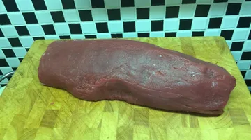Rohes Rinderfilet auf einem Holzschneidebrett.