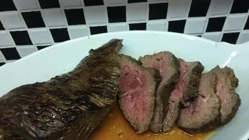 Geschnittenes gekochtes Rindfleisch auf weißem Teller.