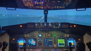 Flugsimulator-Cockpit mit Blick auf die Landebahn.