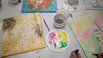 Grafik in Arbeit mit Farbpaletten in der Nähe.