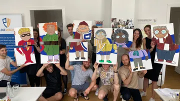 Leute, die Panels mit Zeichentrickfiguren in einem Büro abhalten.