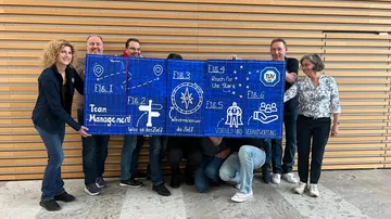 Die Gruppe enthält Puzzleteile, die Teamkonzepte zeigen.