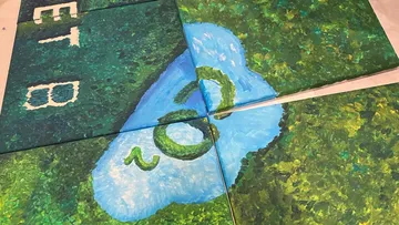 Vier Leinwände zeigen einen Teich und Buchstaben auf Gras.
