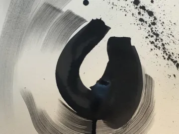 Schwarze Pinselstriche umreißen eine abstrakte Form auf Papier.