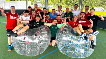 Gruppe von Männern posiert mit aufblasbaren Ballerbällen.
