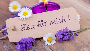 Tagge mit 'Zeit für mich! ' , Blumen und Kerzen.