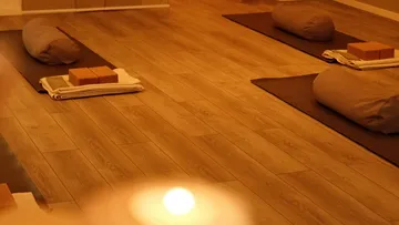 Yogamatten mit Kissen und Blöcken im Studio.
