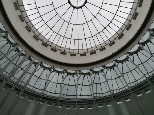 Glass ceiling shows daylight in a modern interior.