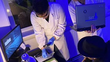 Wissenschaftler untersuchen Proben in einem Labor.