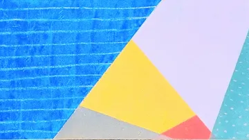 Abstrakte geometrische Formen in lebendigen Farben.
