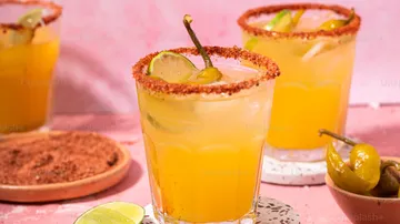 Zwei würzige Margaritas mit Chili-Rand auf dem Tisch.