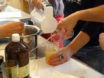 Mixer rührt eine zähe Mischung in einer Küchenumgebung.