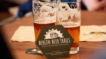Zwei Biergläser mit Berlin Beer Trails-Karte.