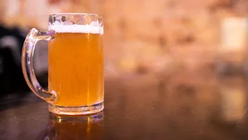 Ein Bierkrug auf einem Holztisch.