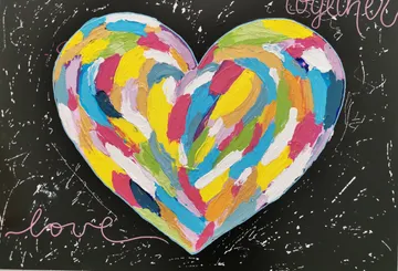 Buntes Herzgemälde mit dem Wort „Liebe“.