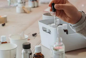 Mit der Hand verwendbare Pipette mit Flaschen auf dem Tisch.