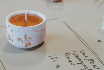 Dekorative Kerze in einem Keramikhalter.