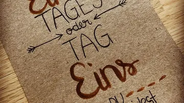 Handgeschriebener Text auf braunem Papier mit Pfeilen.