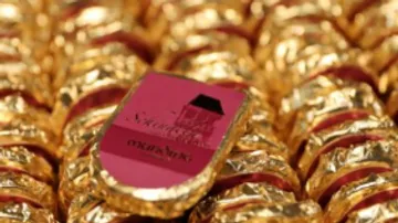 Goldverpackte Pralinen mit roten Etiketten.