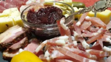 Wurstbrett mit Fleisch, Käse und Marmelade.