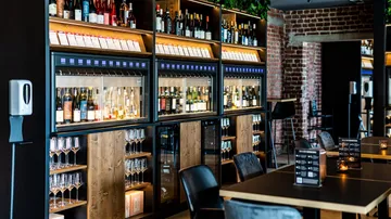 Weinspender in einer modernen Restaurantumgebung.
