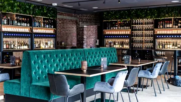 Grüne Plüschsitzplätze in der eleganten Weinbar.