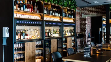 Weinflaschen und Gläser werden im Restaurant ausgestellt.