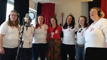 Gruppe von Frauen, die im Aufnahmestudio singen.