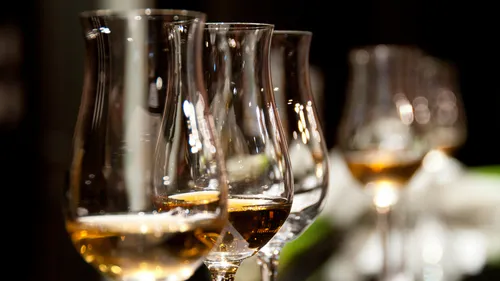 Nahaufnahme von Whiskygläsern auf einem Tisch.